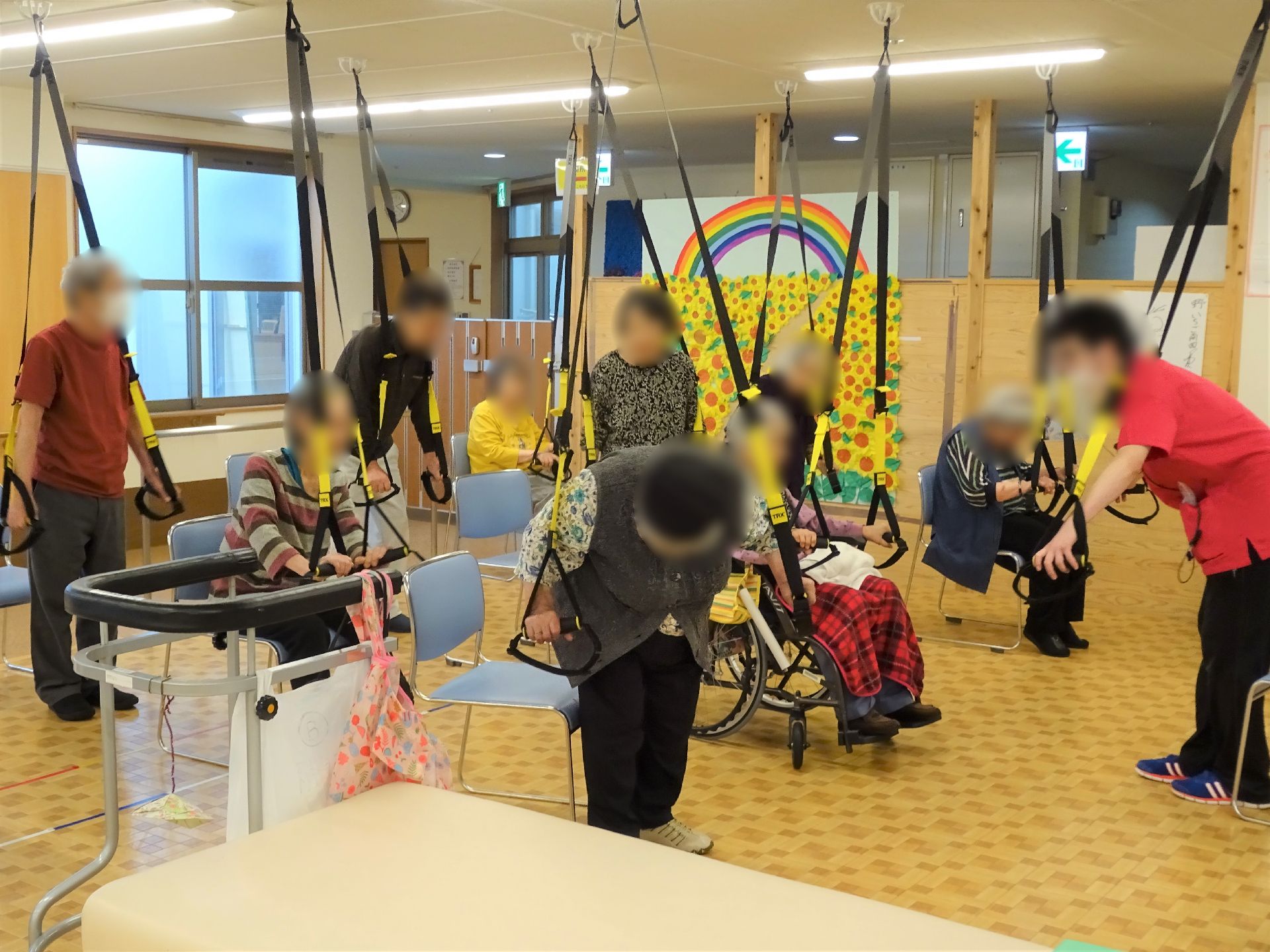 ゴムを使って体を伸ばして運動する人たち
