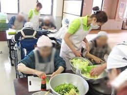 料理を楽しむ皆さん