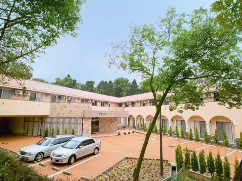 エクセレント西宮の外観。大きな駐車場を完備しておりますので、ご来訪の際はお車でのお越しが出来ます。