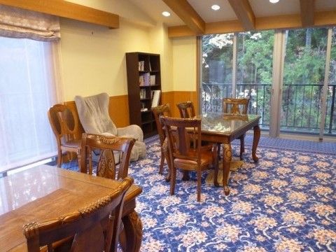 エクセレント西宮の談話室。毎日沢山の入居者様で大いに賑わう、楽しいお食事風景となっております。
