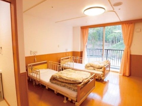 エクセレント西宮の居室。ご自宅より生活用品・家具を持ち込んでの居室環境をお作りいただけます。