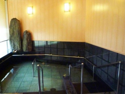 エクセレント西宮の浴室。転倒防止の手すりや専用の床材をしようしておりますので、毎日快適にご入浴いただけます。