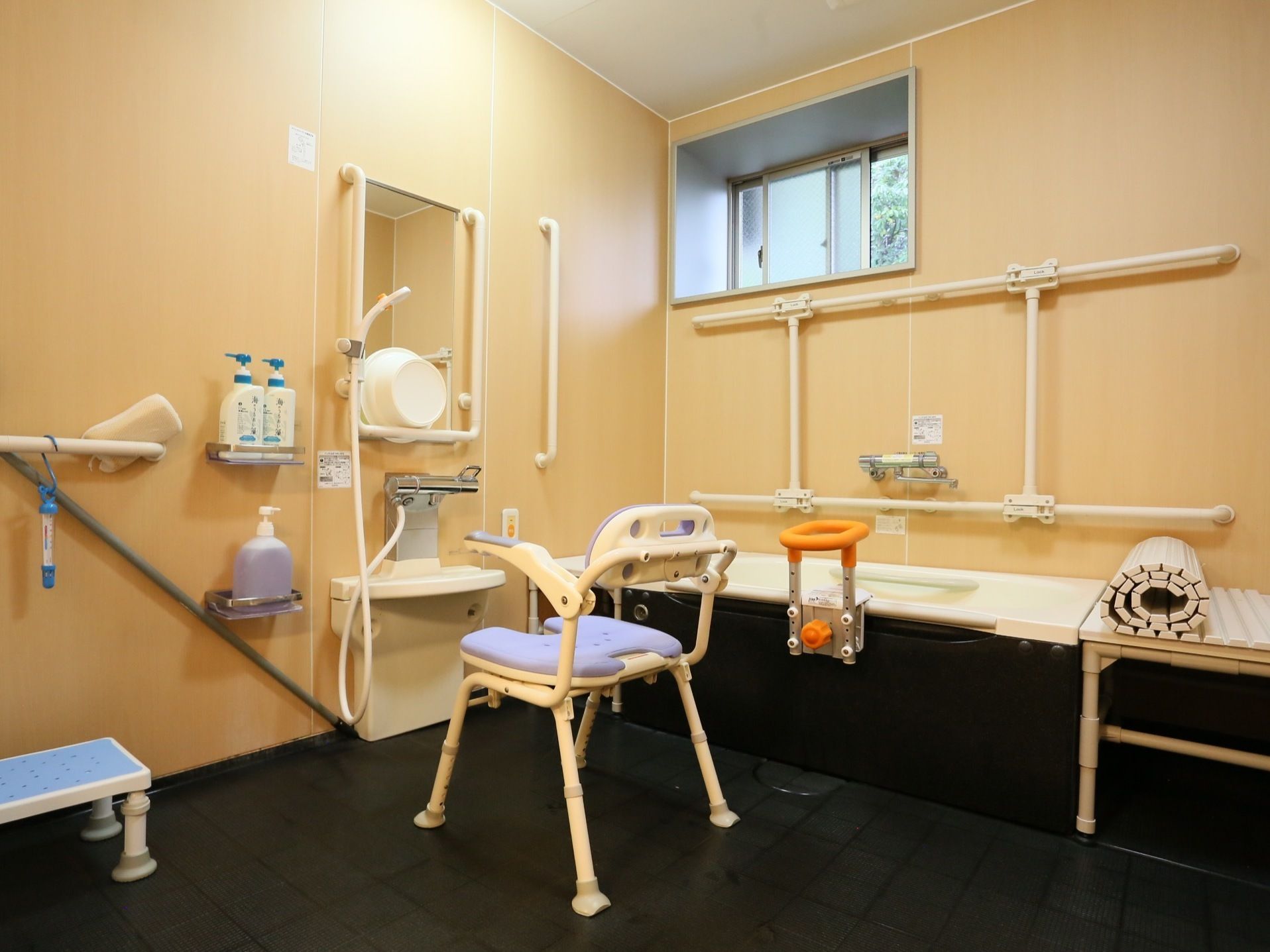 浴室には壁や浴槽には手すりを設置し、介助椅子や立ち上がる際や浴槽に入る際に使用する台などが設置されている。
