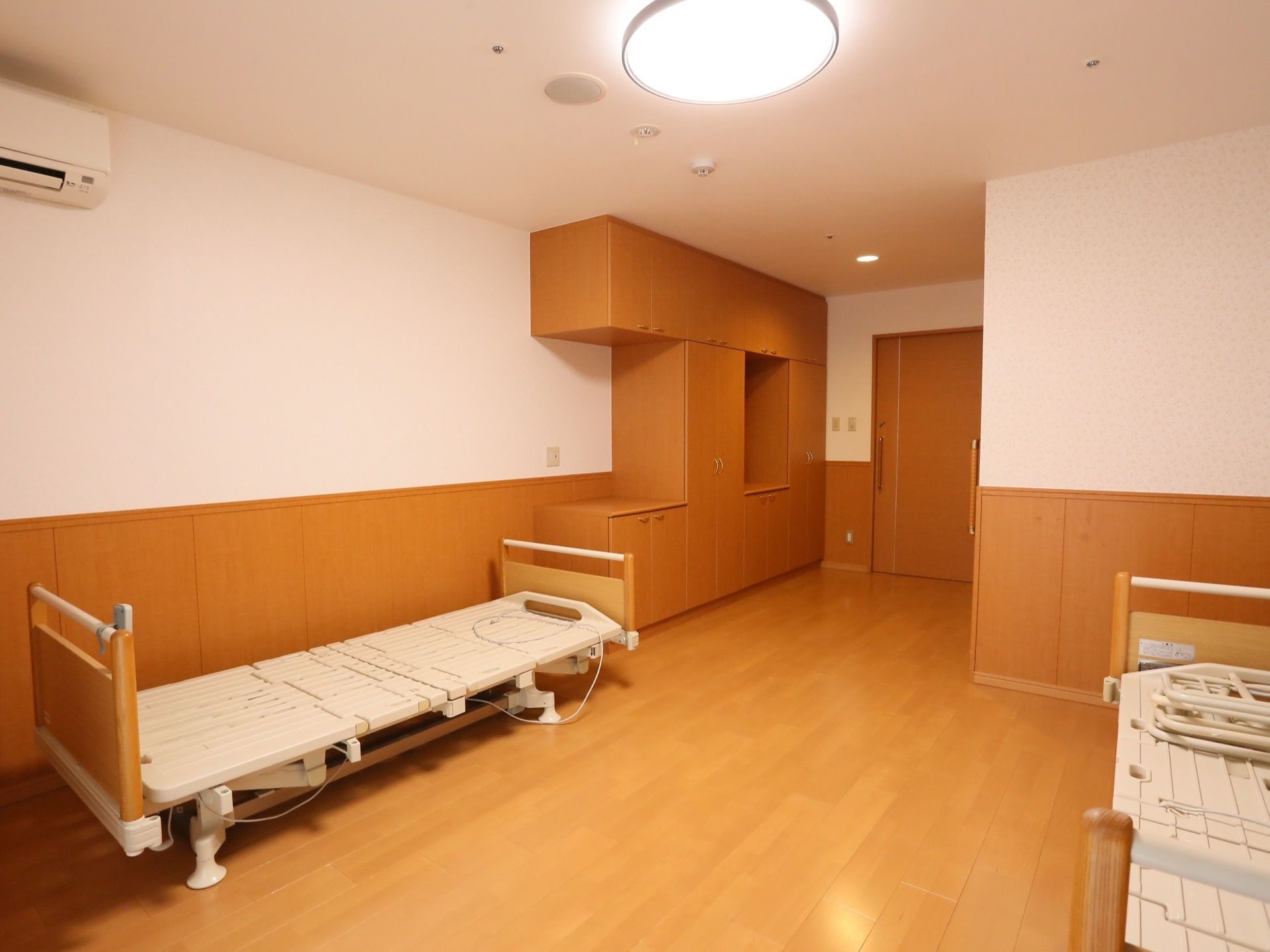 ご夫婦が一緒に入居できる夫婦部屋も用意している。一人用の居室の約2倍の広さにベッドやクローゼット、トイレなどが完備されている。