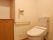 居室にあるトイレは車椅子でも入れる広さになっており、手すりやナースコールも設置され安全面も配慮している。
