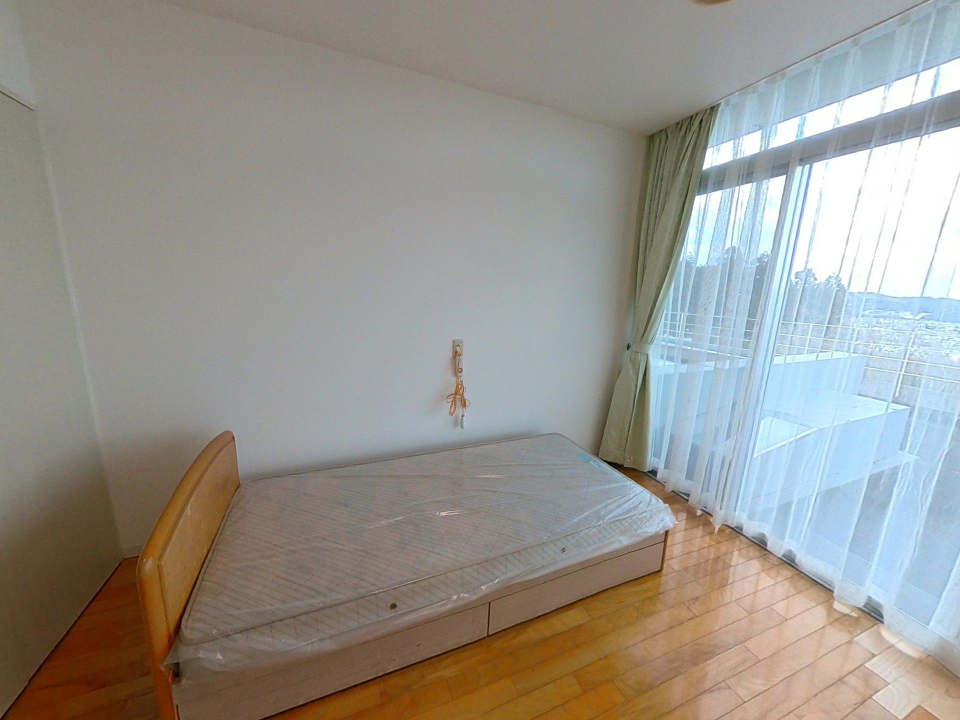 ベッドと窓のある部屋
