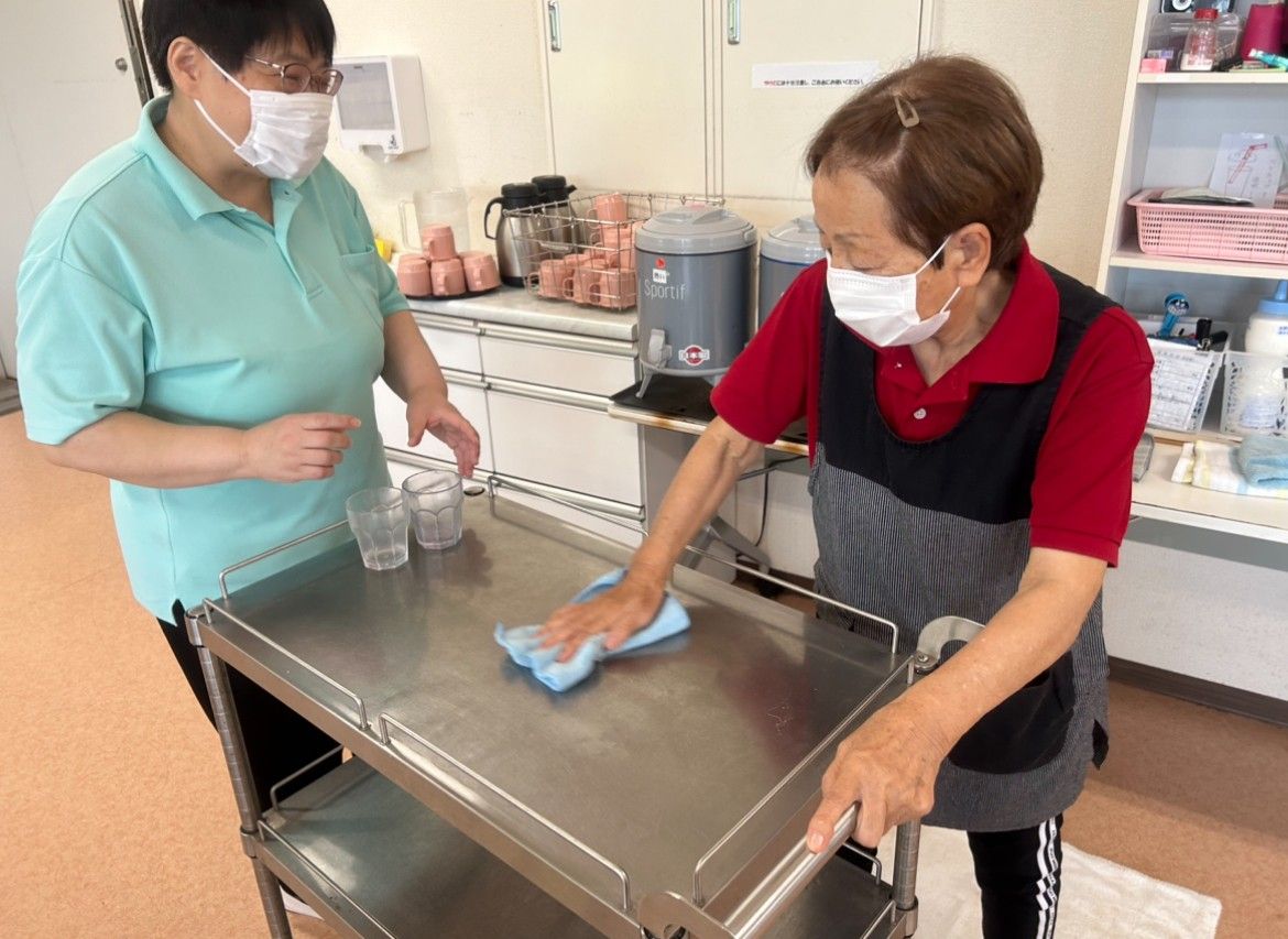 ワイドタイプのスライド式のドアが設置されている居室が並ぶ廊下の幅は広い。