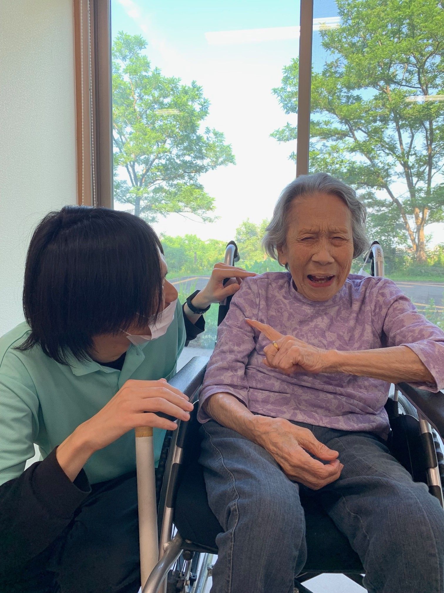 ワイドタイプのスライド式のドアが設置されている居室が並ぶ廊下の幅は広い。