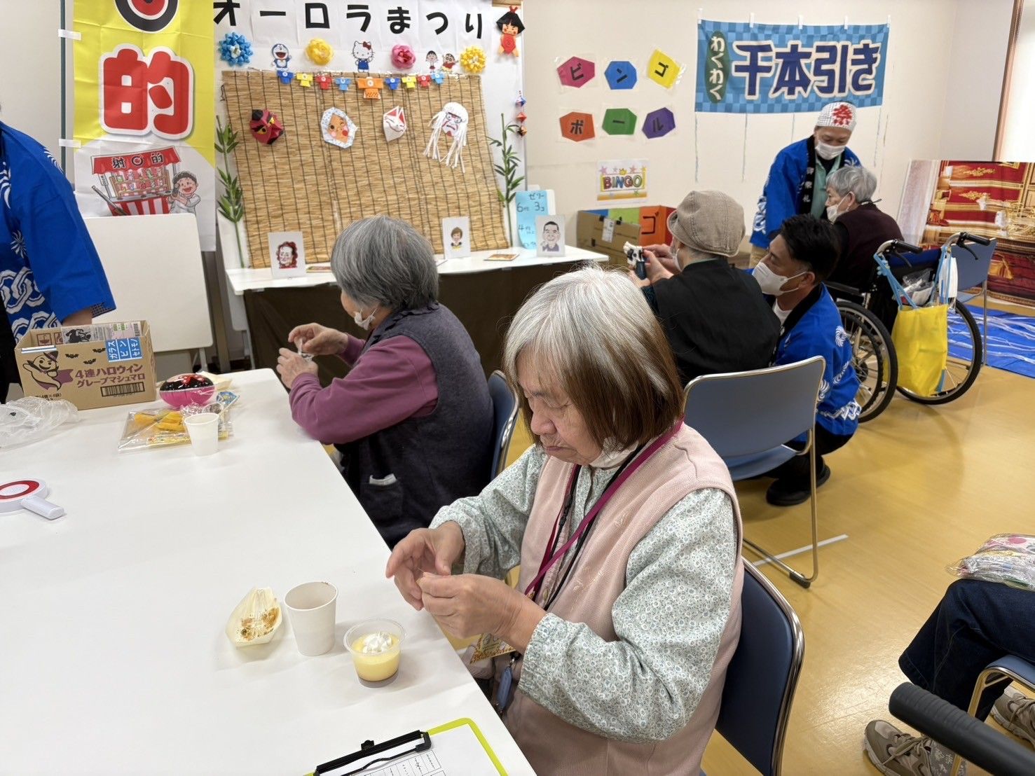 カーテンが付いた大きな窓が付いたフローリングの部屋にはエアコンが設置されている。