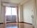 エアコン付きのフローリングの部屋にはカーテンが付いた窓があり、洗面所も設置されている。