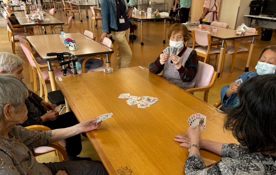 カーテンが付いた大きな窓が付いたフローリングの部屋にはエアコンが設置されている。