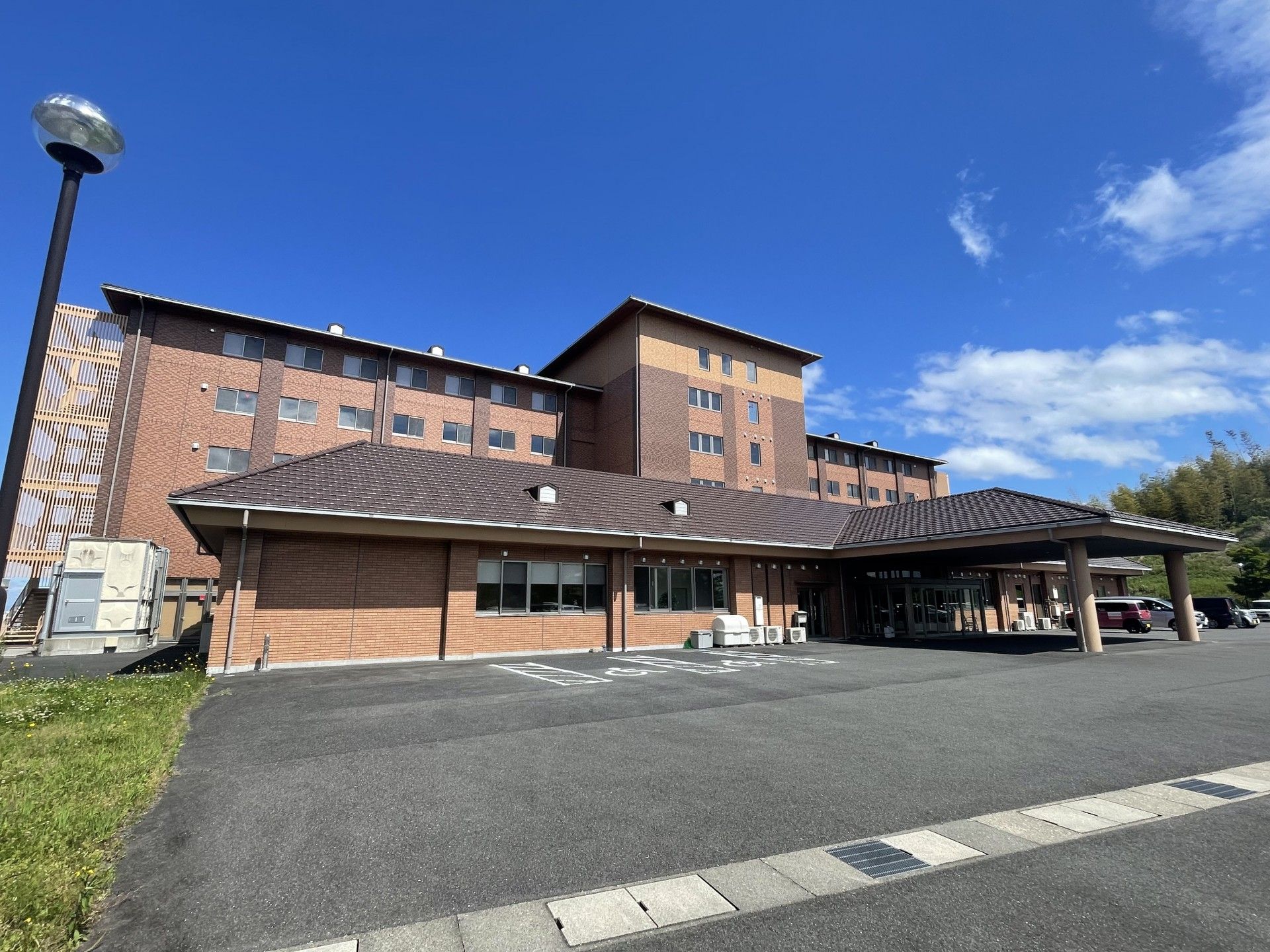 広々とした施設の外観