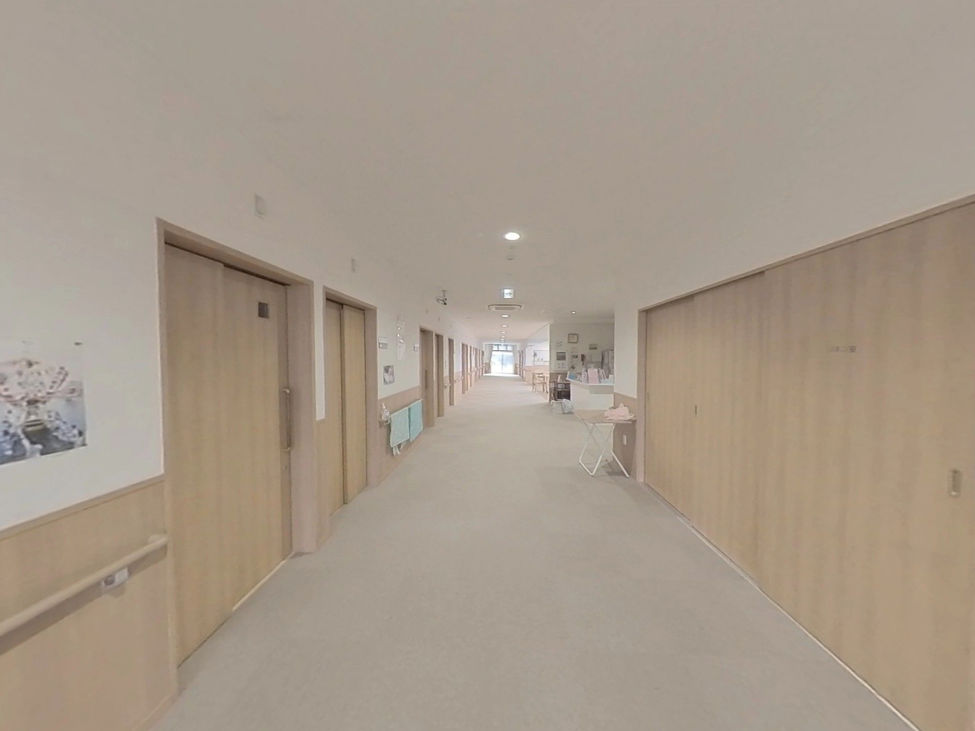 明るく広々とした廊下