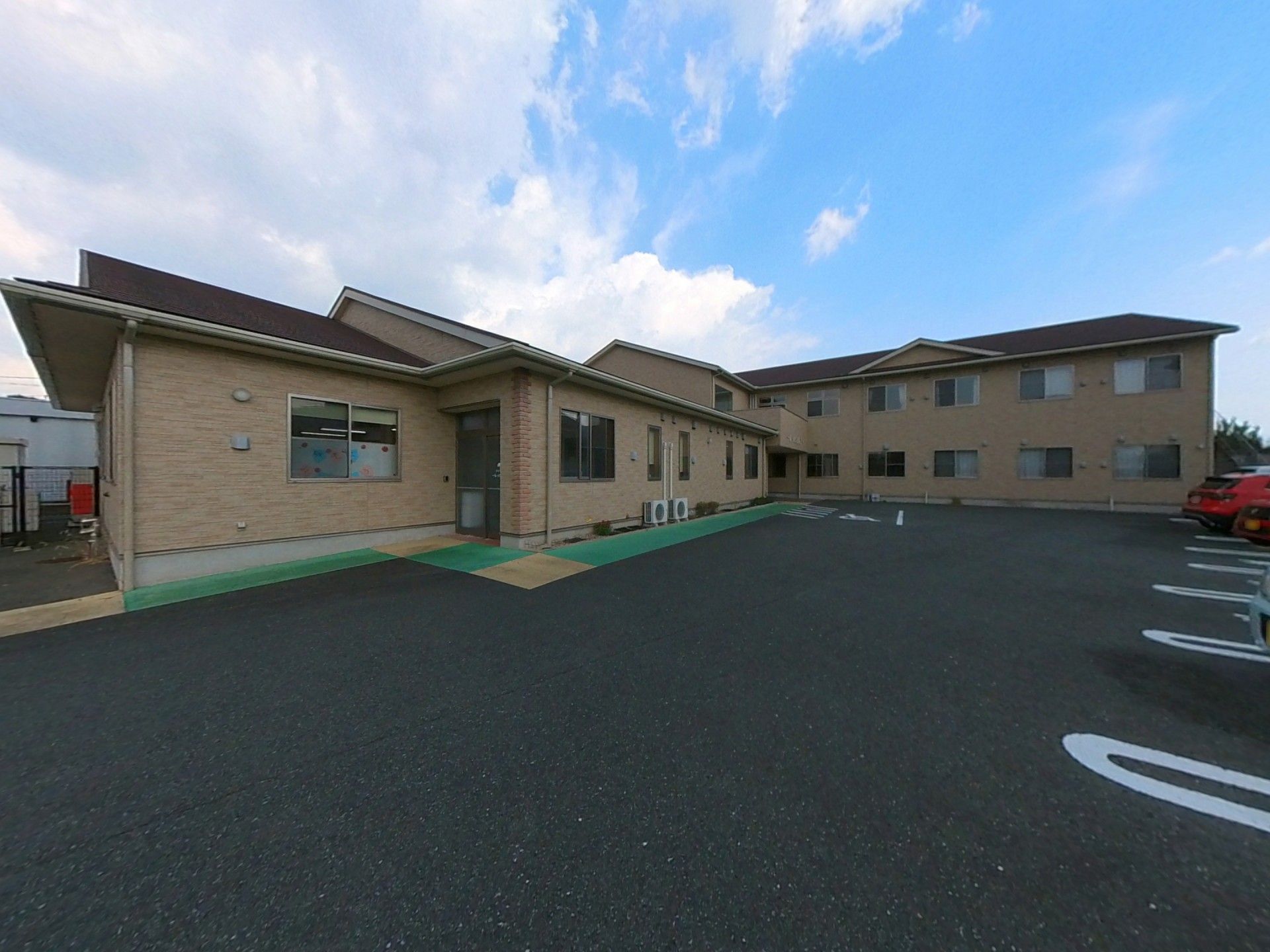 広い駐車場の建物外観