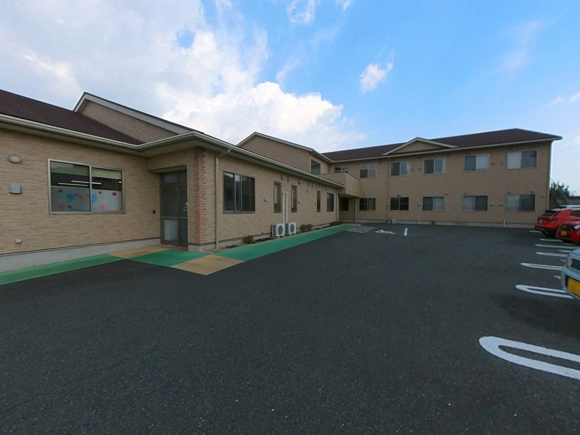駐車場のある建物外観