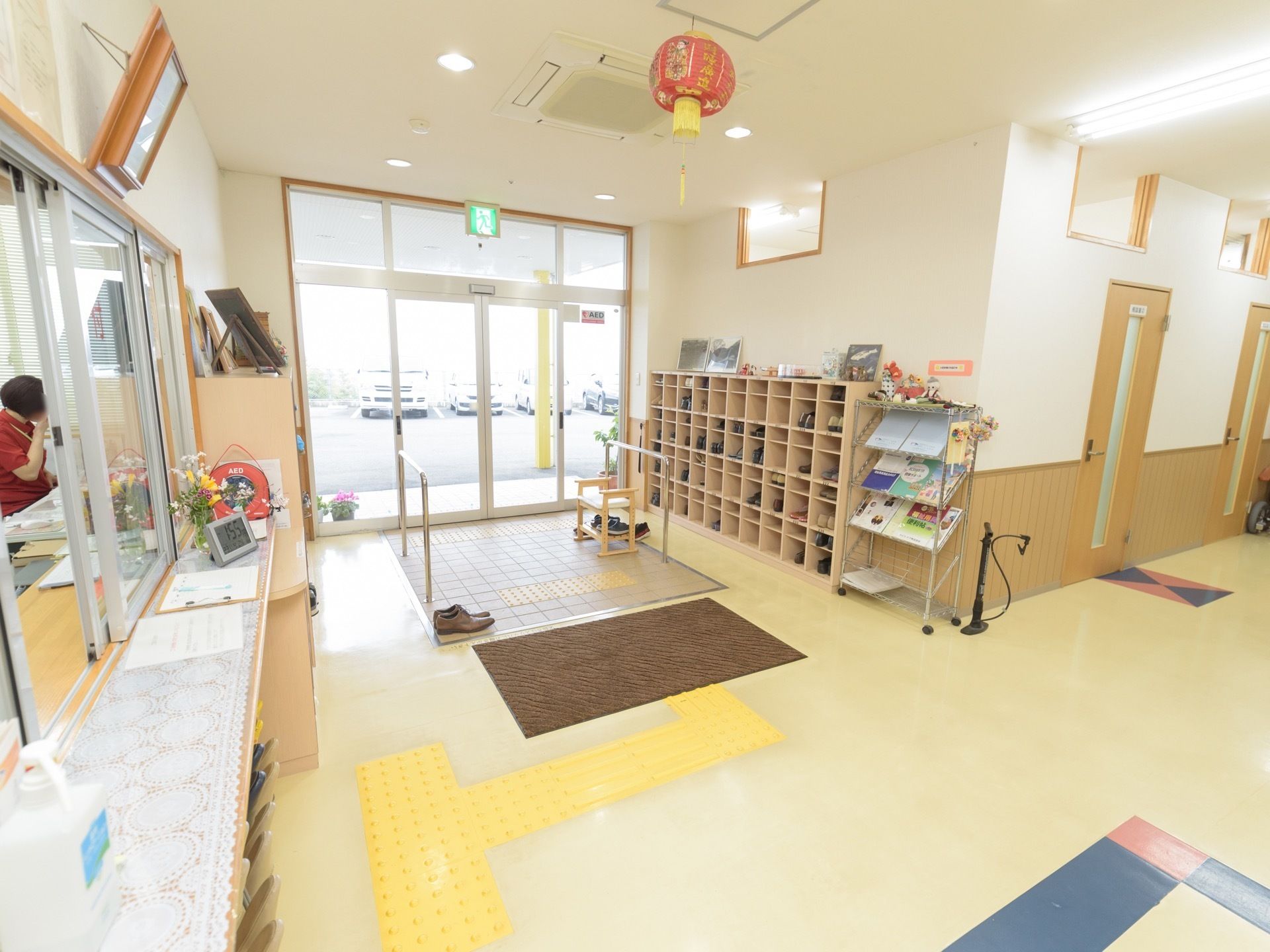土間と廊下はバリアフリーで、手すりが設置されている。廊下には点字ブロックが敷き詰められており、受付まで誘導している。