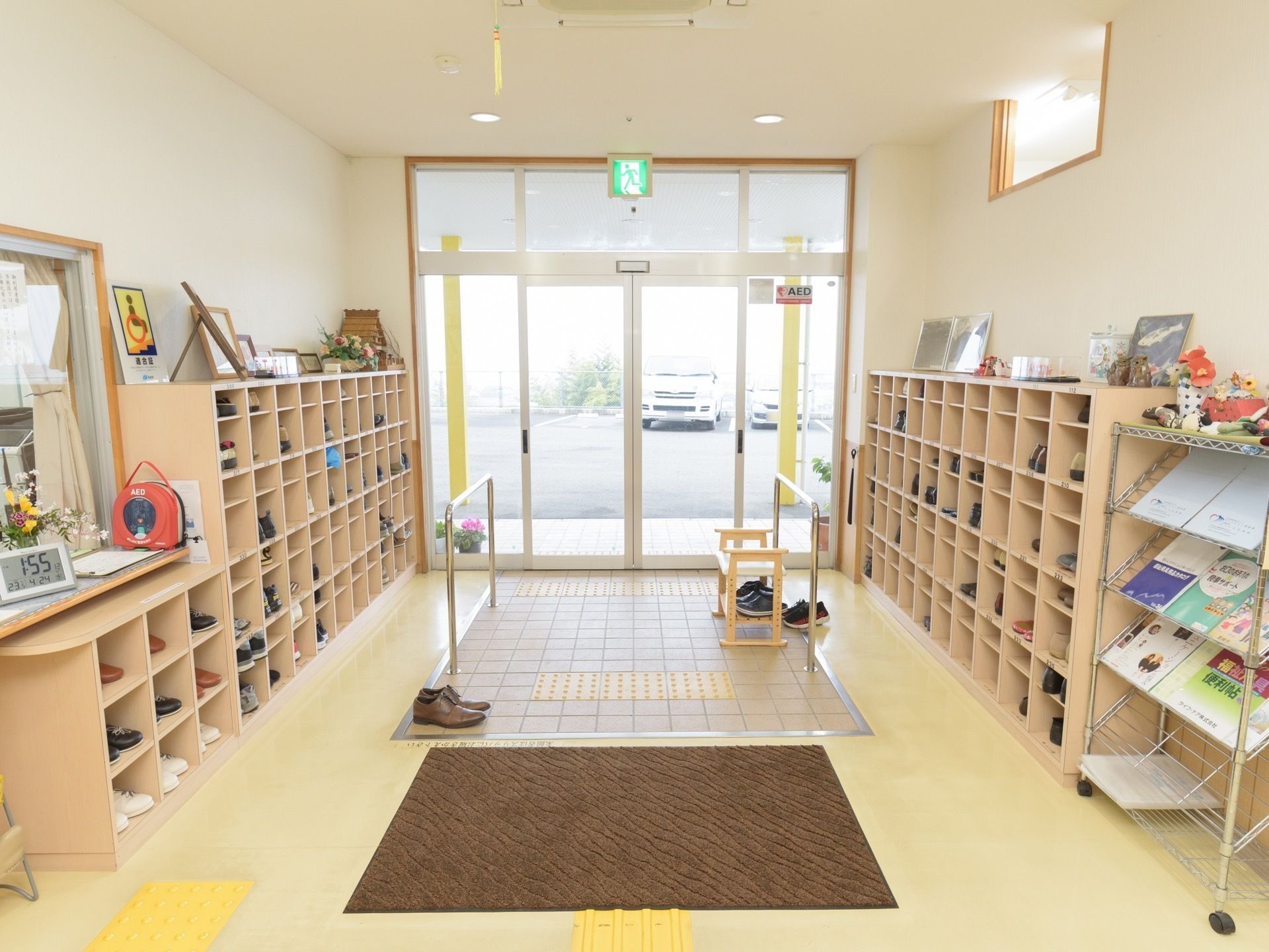 入り口と靴箱のあるエントランス