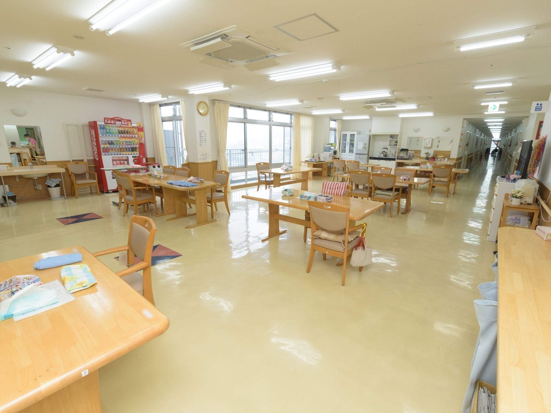 広々とした明るい食堂