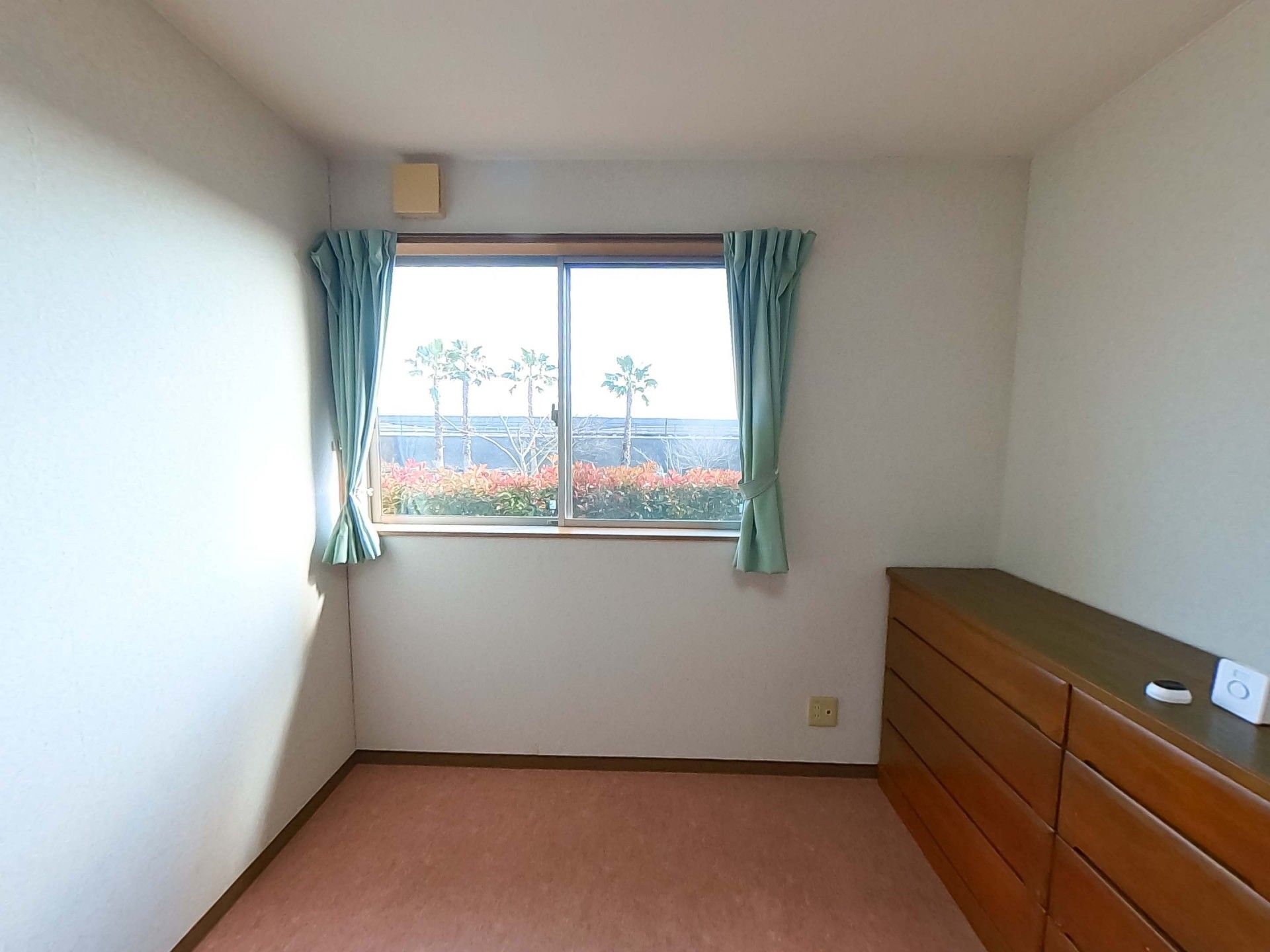 窓のある明るい部屋