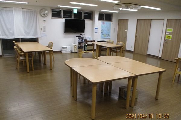 広いテーブルのある部屋