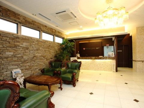 株式会社エクセレントケアシステム > エクセレント神戸のロビー。緊急時にも迅速な対応ができるよう、スタッフが常にこちらにて待機しております。