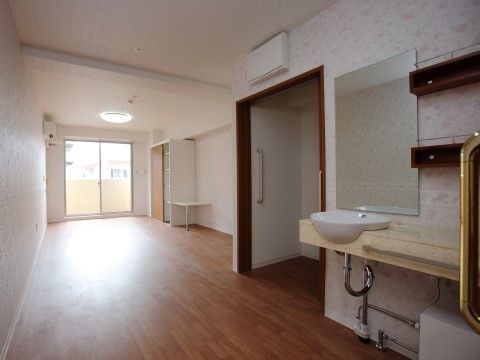 株式会社エクセレントケアシステム > エクセレント神戸の居室。ご自宅より生活用品・家具を持ち込んでの居室環境をお作りいただけます。