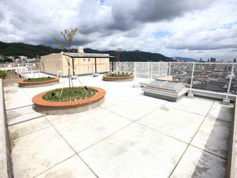 株式会社エクセレントケアシステム > エクセレント神戸の屋上。日光を楽しみながら沢山の入居者様と仲良くお過ごしいただけます。