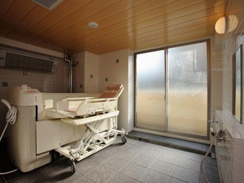 株式会社エクセレントケアシステム > エクセレント神戸の機械浴室。充実した浴室環境を整えております。ご負担の少ないご入浴が出来ます。