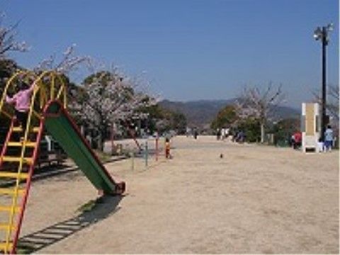 エクセレント神戸の周辺環境。毎日沢山の子供たちで賑わう、大きな公園となっております。
