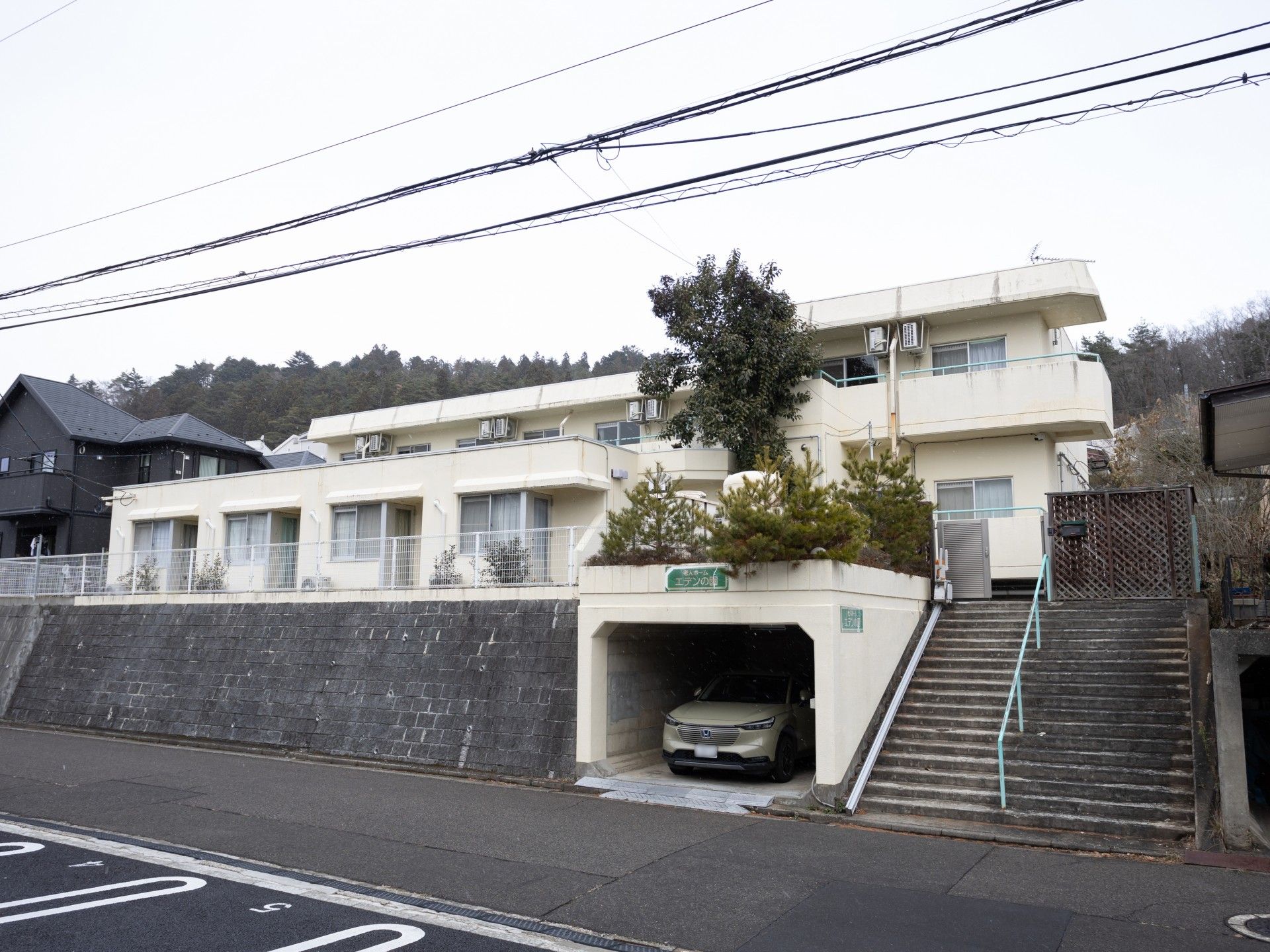 階段と駐車場の建物外観