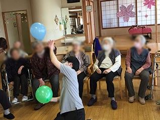 風船遊びを楽しむ様子