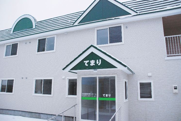 清潔感ある白い建物のエントランス