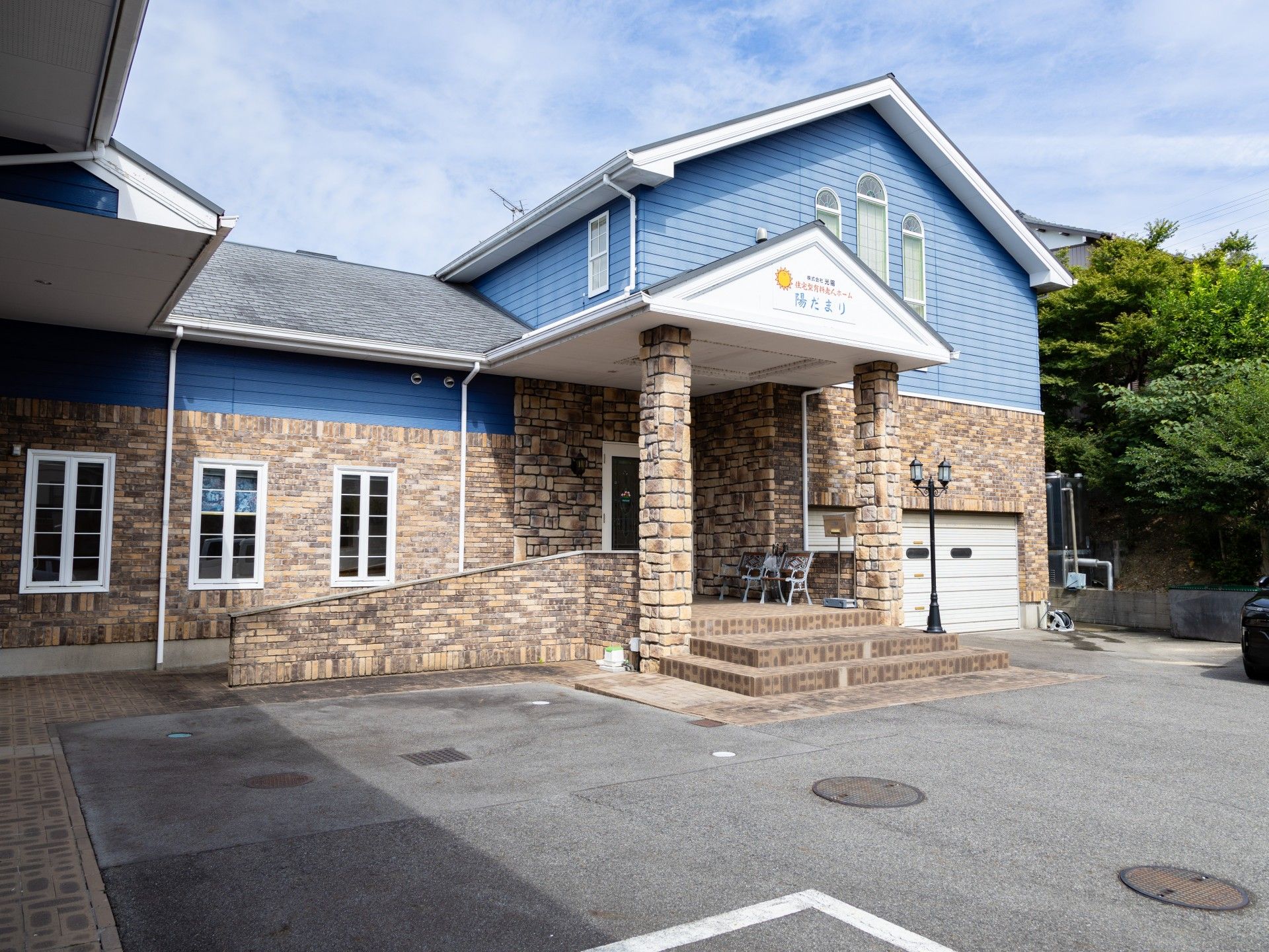 青い屋根の建物入口