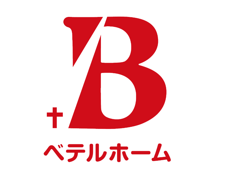 赤いロゴの施設看板