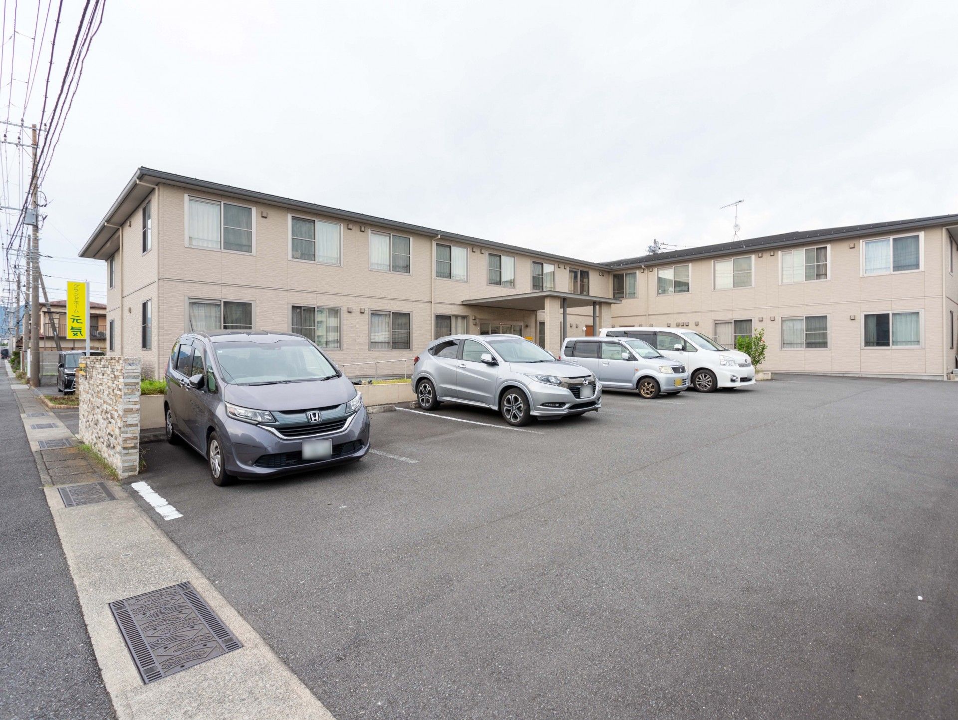 広々とした駐車場の建物