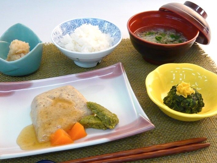 魚の煮つけや野菜の添え物、青菜のおひたり、白いご飯、汁物などのソフト食。