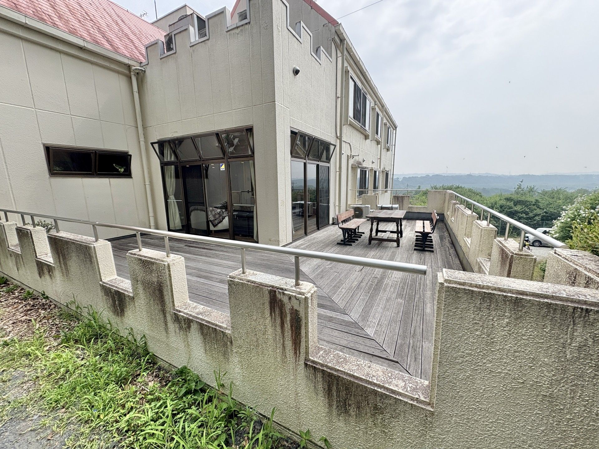 広いテラスの外観