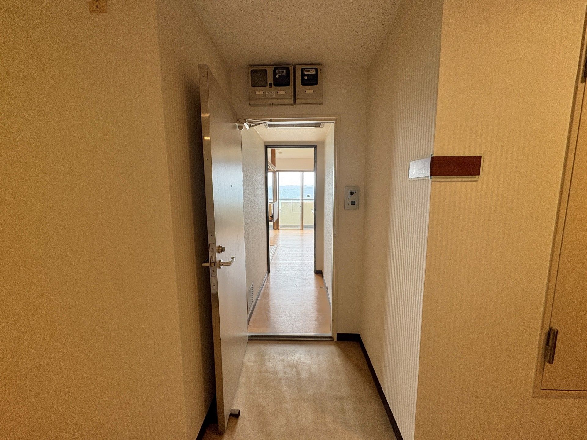 開かれたドアと廊下