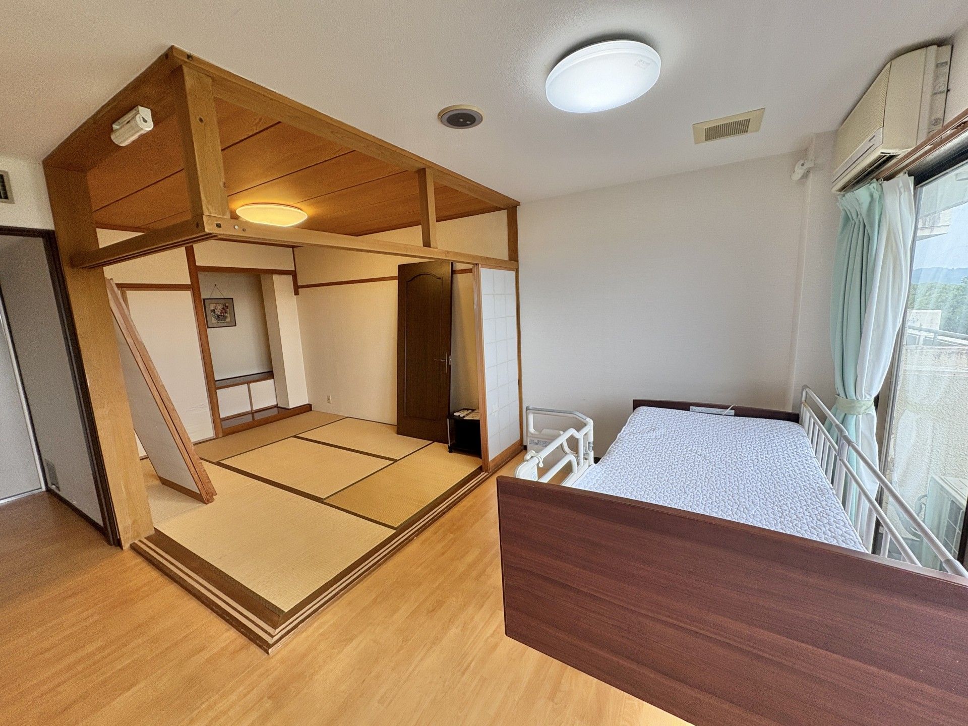 和室とベッドのある部屋