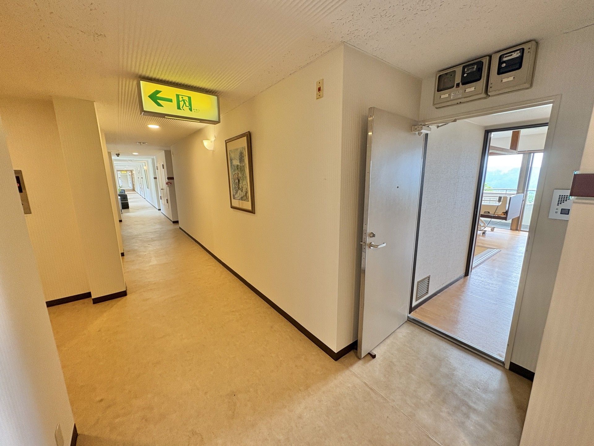 明るい廊下と部屋の入口