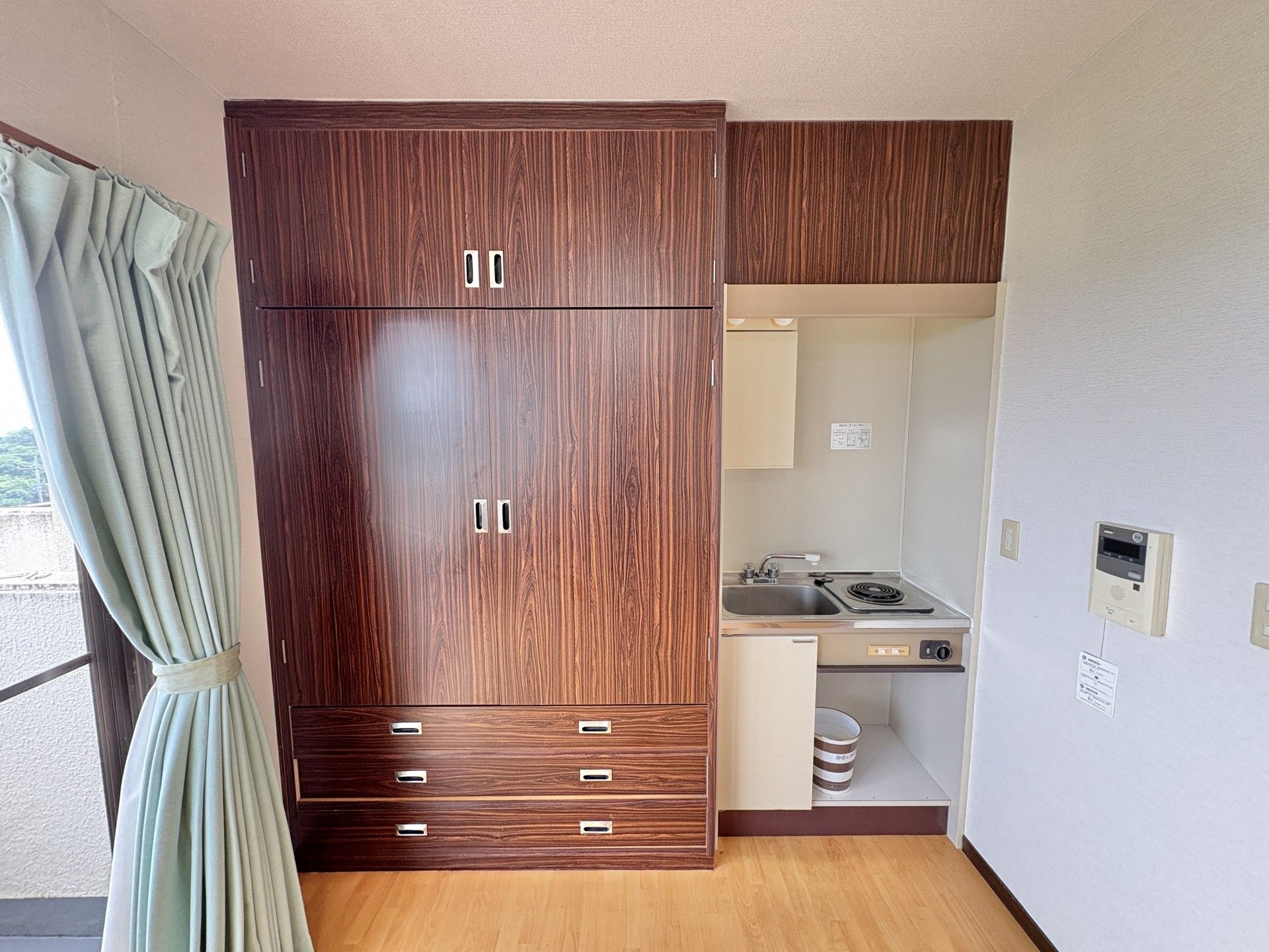 収納とミニキッチンの一角