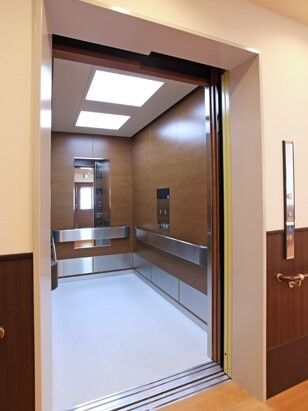 大きなエレベーターが設置され、庫内には手すりや鏡があり、シンプルな操作ボタンが付いている。