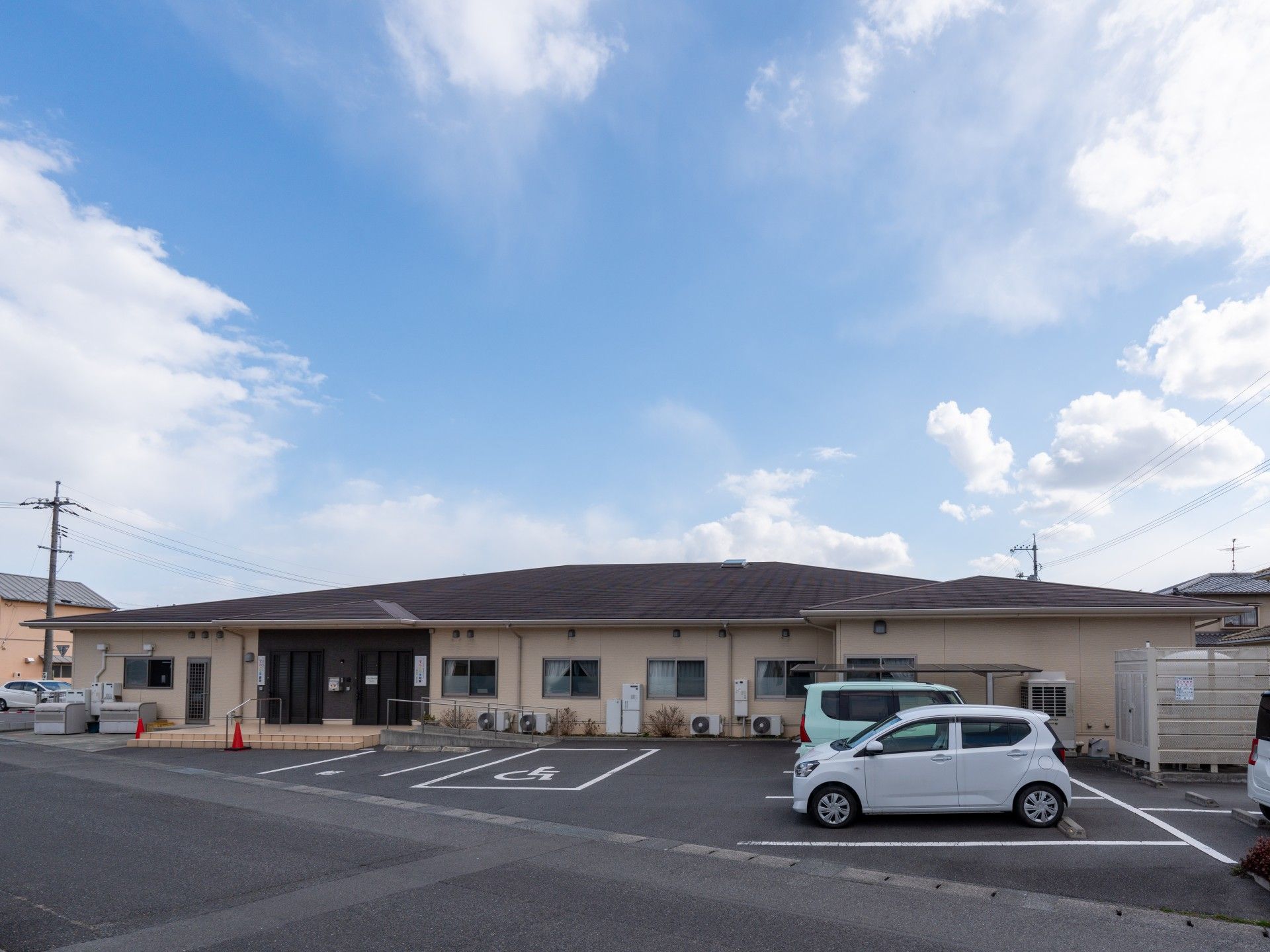 駐車場のある建物外観