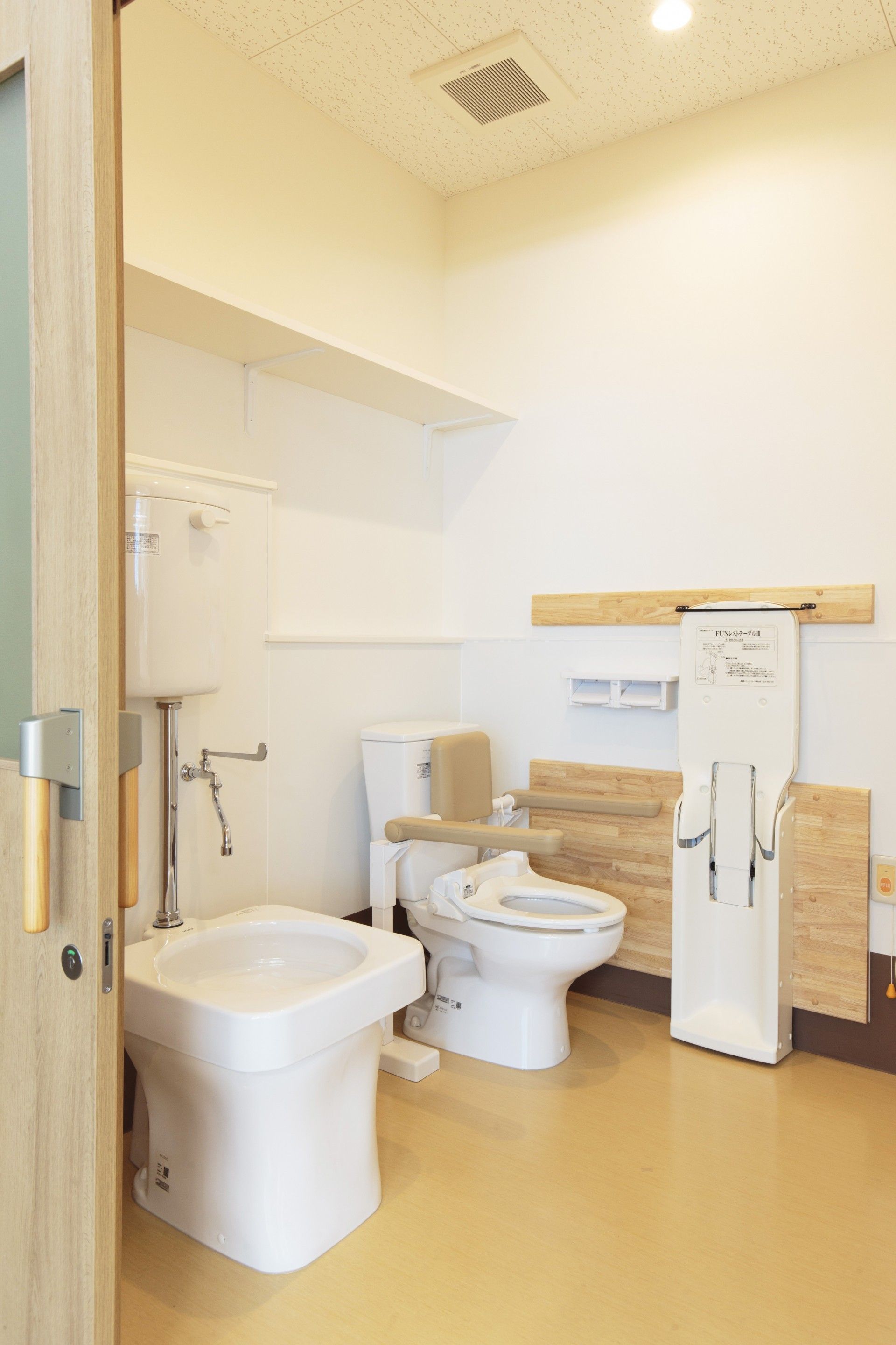 清潔で明るい洗面所・トイレ設備