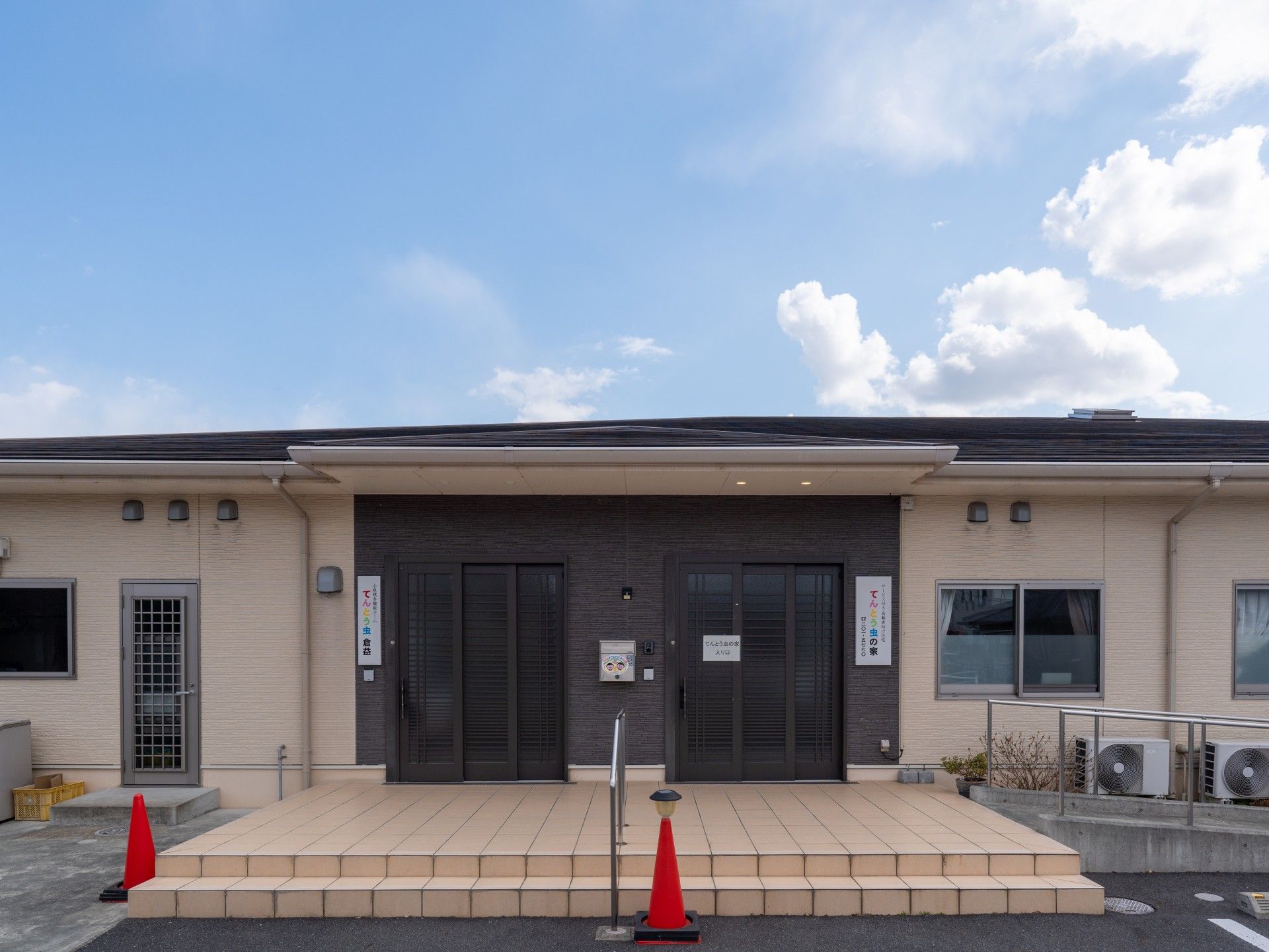 広い玄関の建物