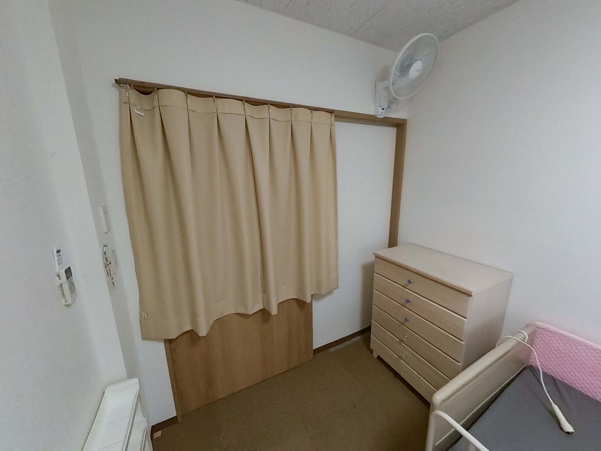 カーテン付きの個室