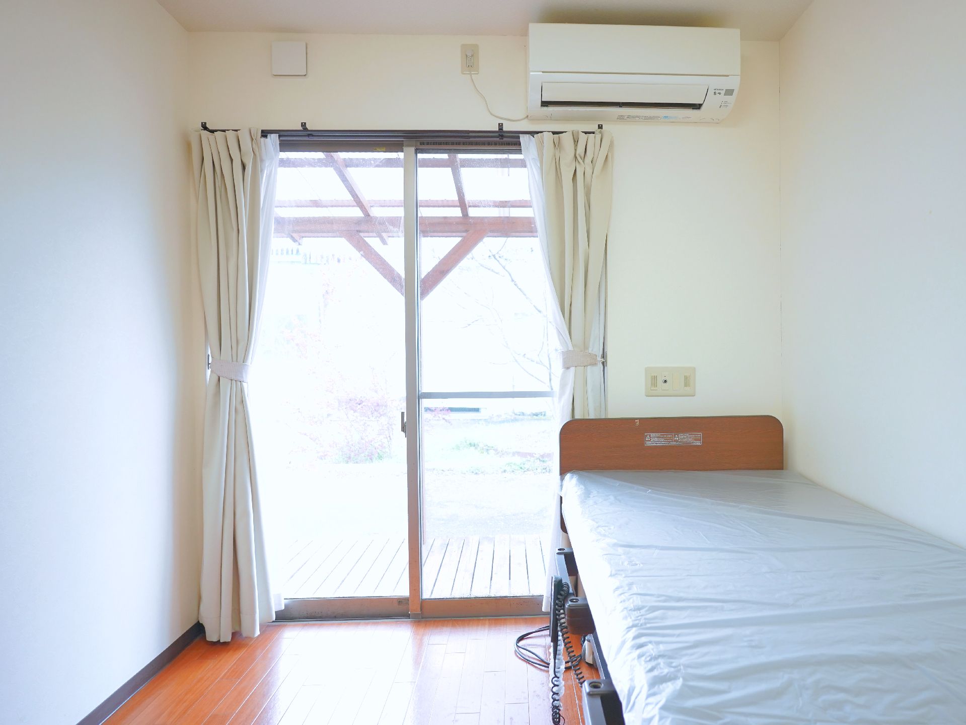 平屋建ての建物は日当たりのいい場所に建っていて、敷地内には草木が植えられたスペースや花壇もある。