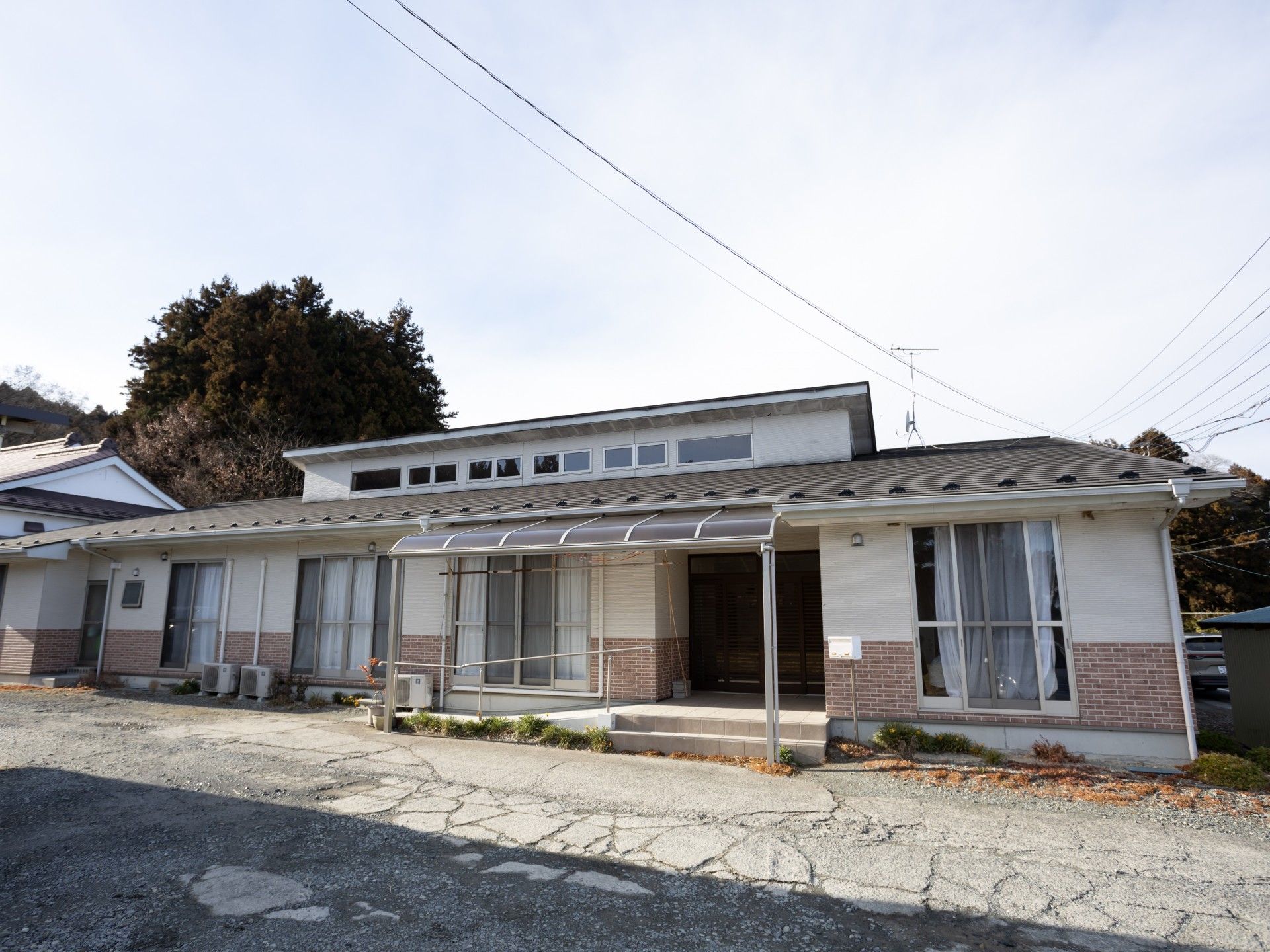 落ち着いた外観の建物