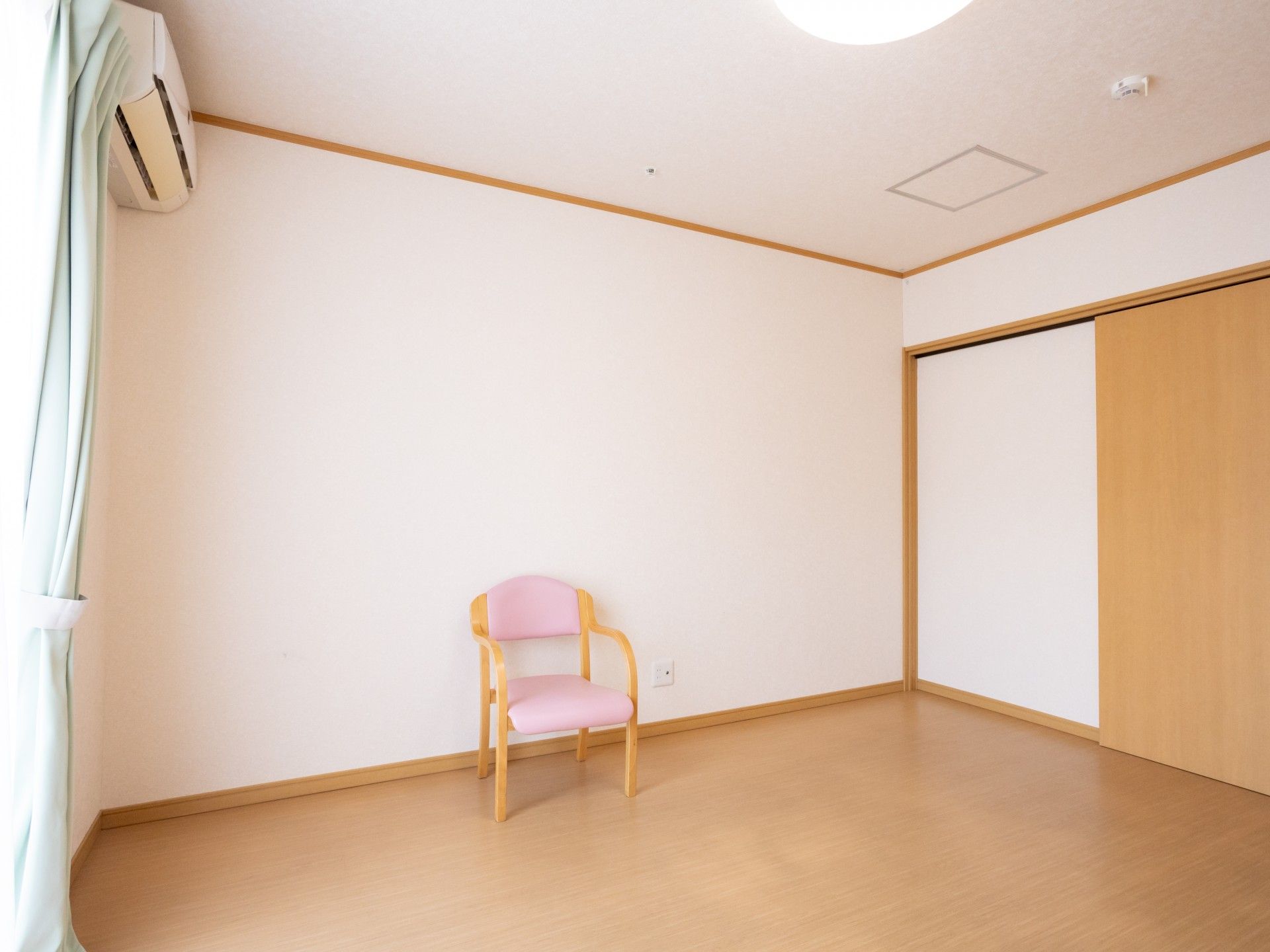 シンプルな個室の一角