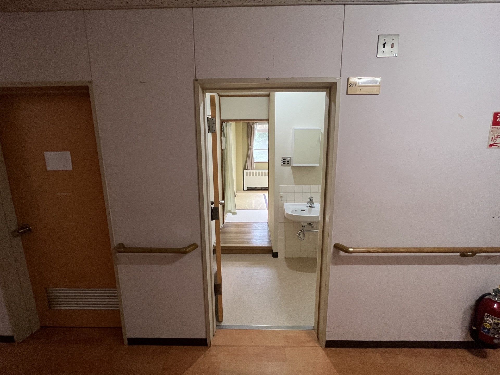 個室の開放的な入口